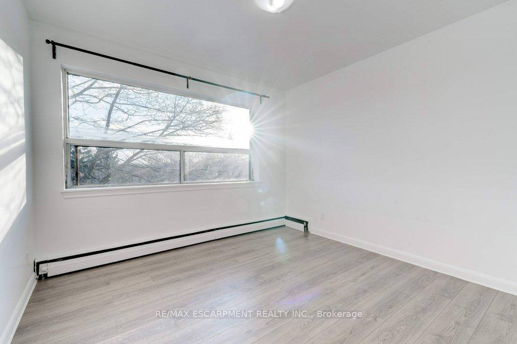 Photo 5 of Unit 6, 999 Mohawk Road E, Hamilton, Huntington — HOMEH
