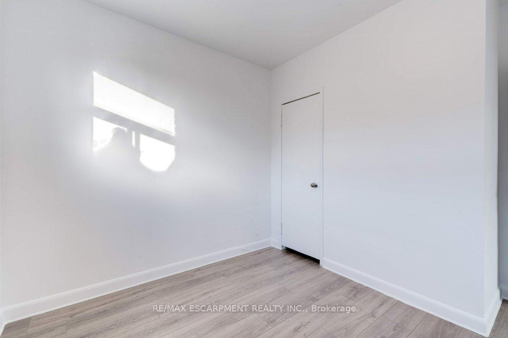 Photo 11 of Unit 6, 999 Mohawk Road E, Hamilton, Huntington — HOMEH