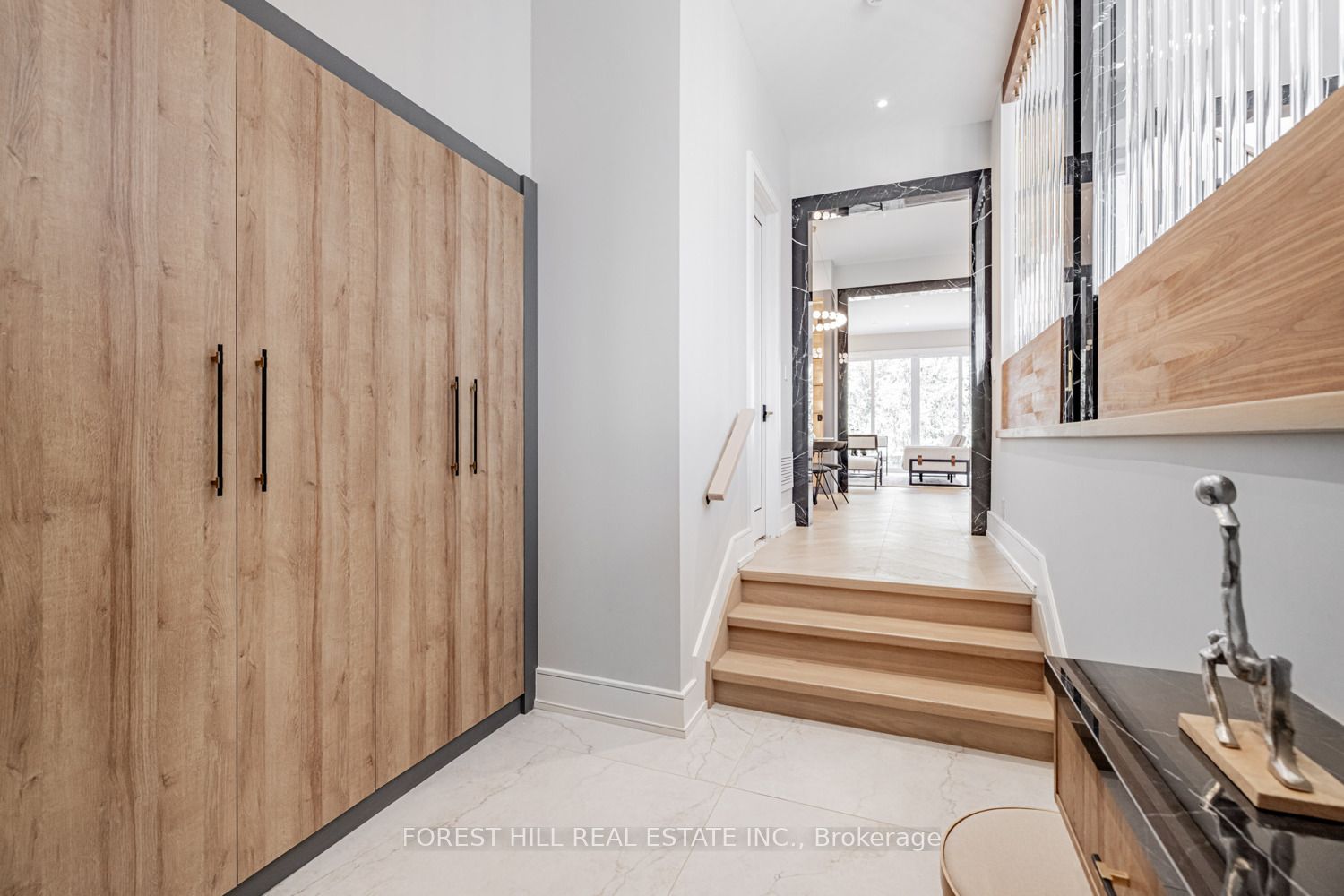 Photo 3 of 584 Broadway Avenue, Toronto, Leaside — HOMEH