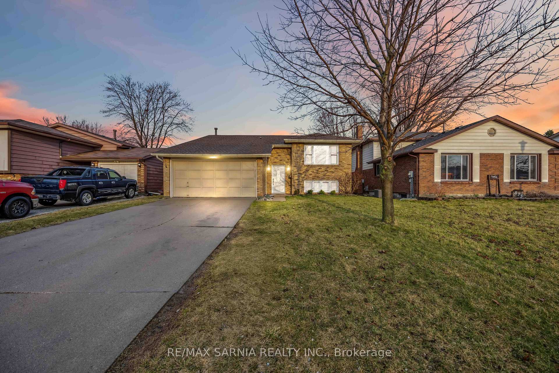 Photo 1 of 875 Prestwick Crescent, Sarnia — HOMEH