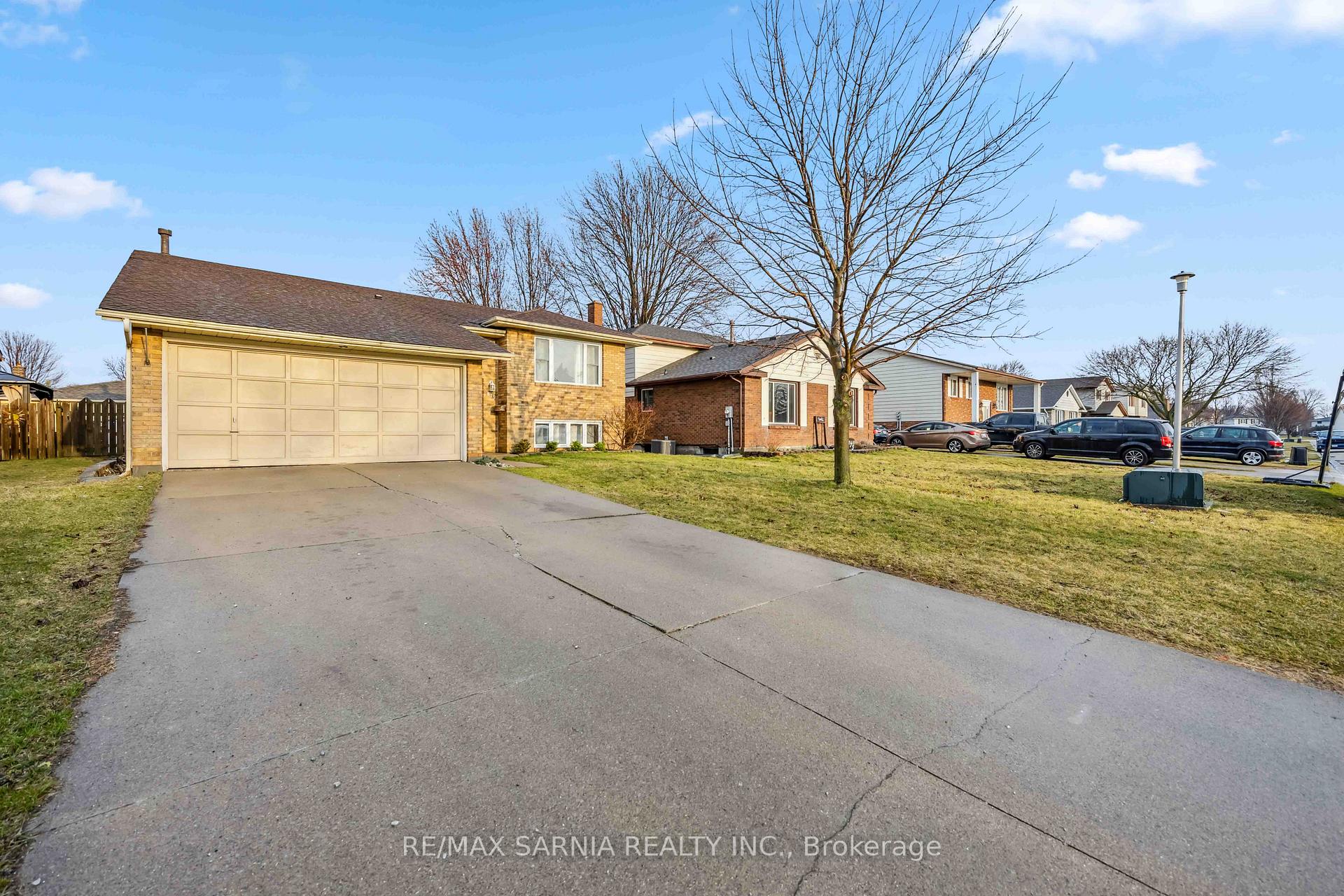 Photo 2 of 875 Prestwick Crescent, Sarnia — HOMEH