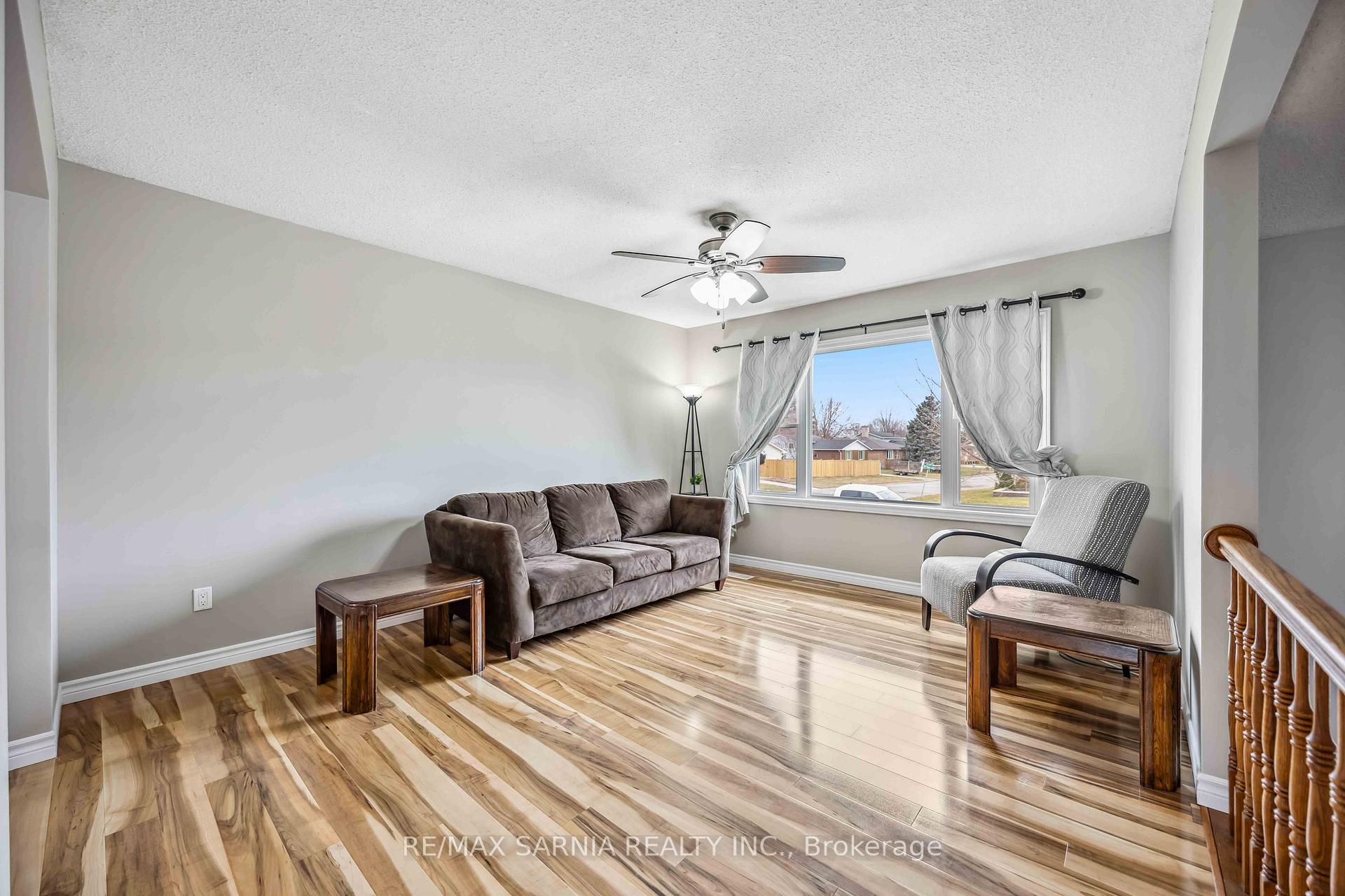 Photo 7 of 875 Prestwick Crescent, Sarnia — HOMEH