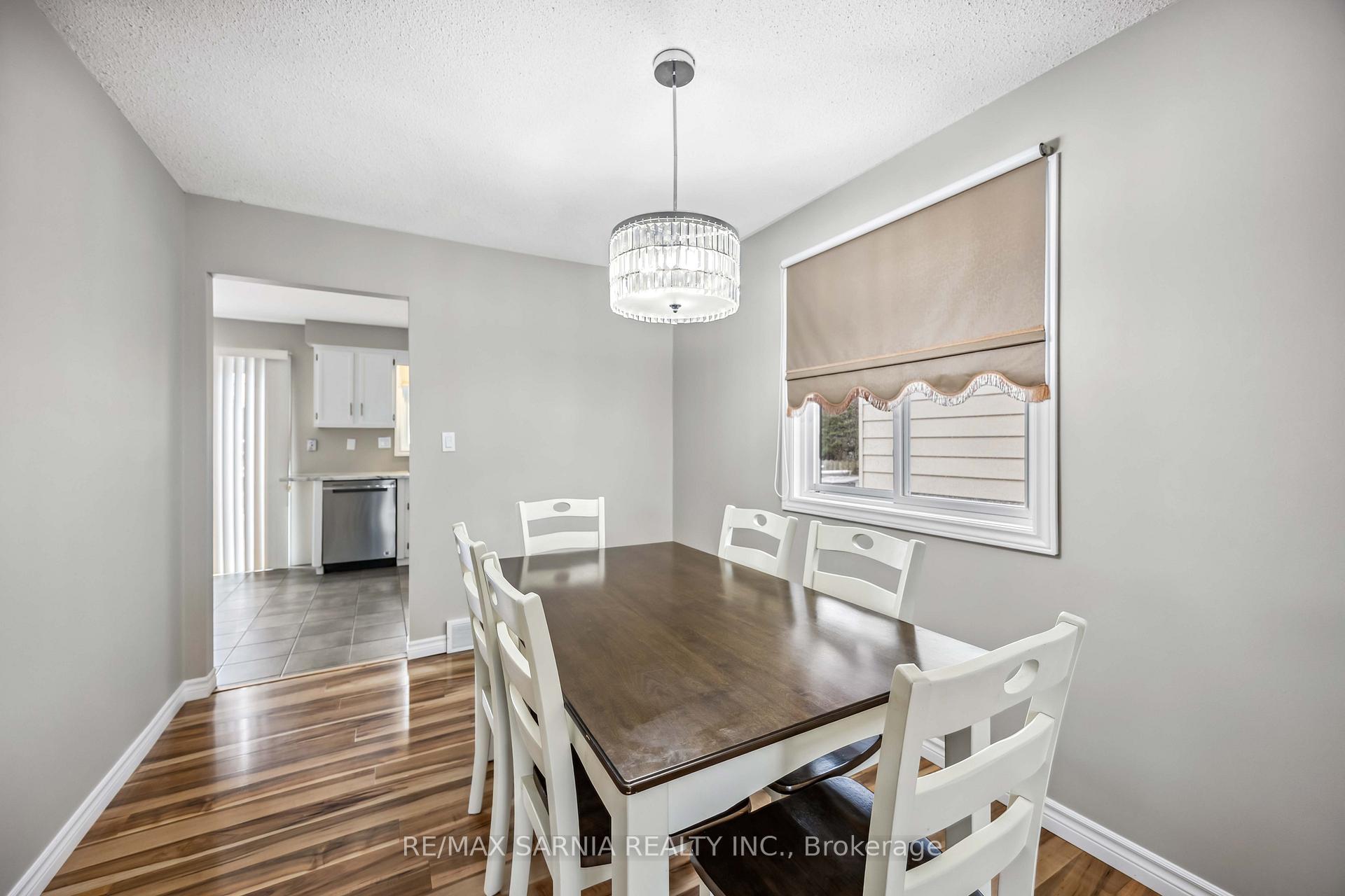 Photo 3 of 875 Prestwick Crescent, Sarnia — HOMEH