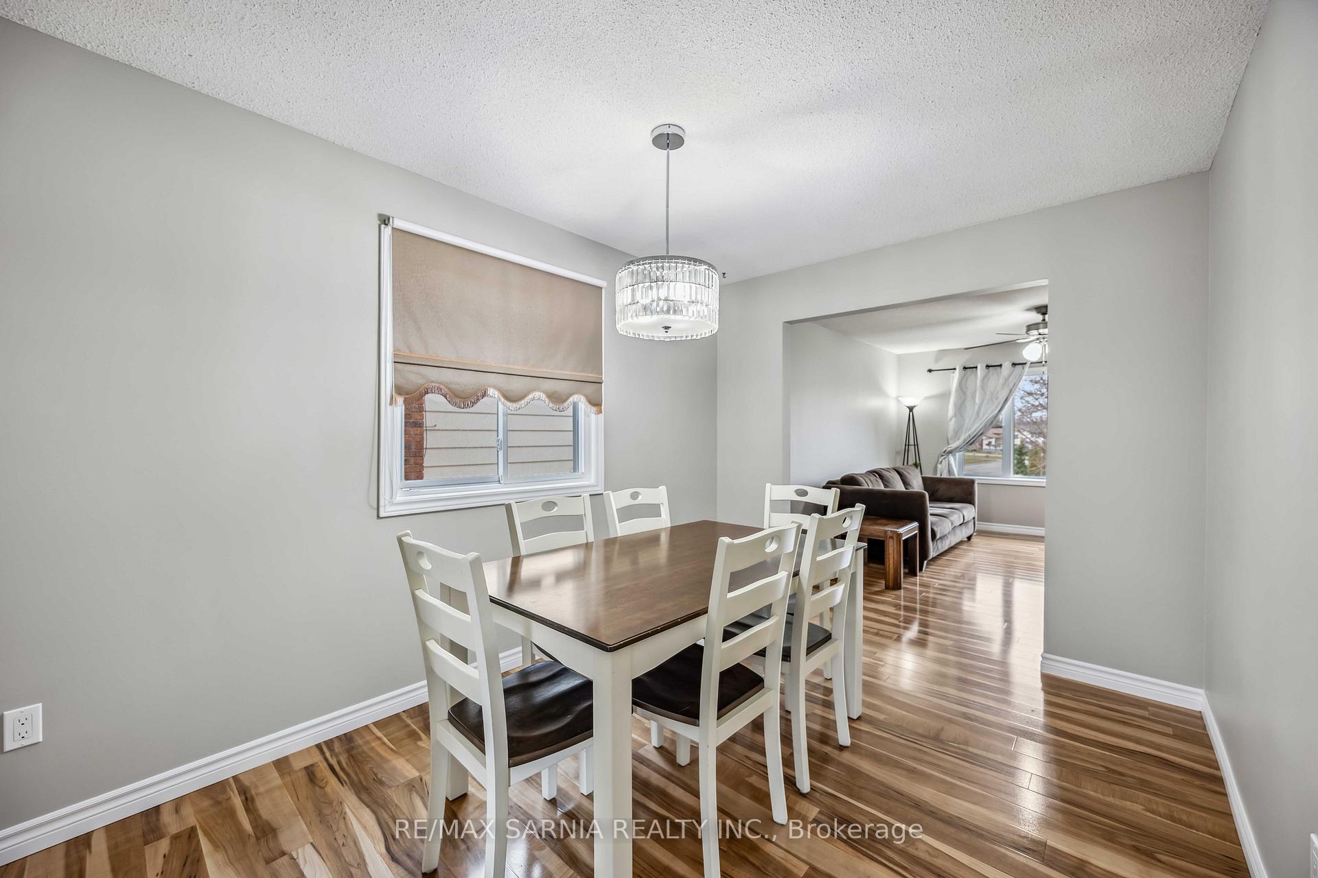 Photo 5 of 875 Prestwick Crescent, Sarnia — HOMEH