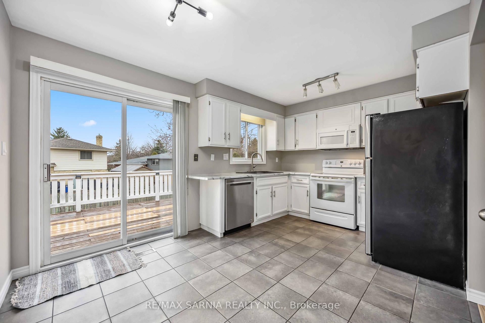 Photo 12 of 875 Prestwick Crescent, Sarnia — HOMEH