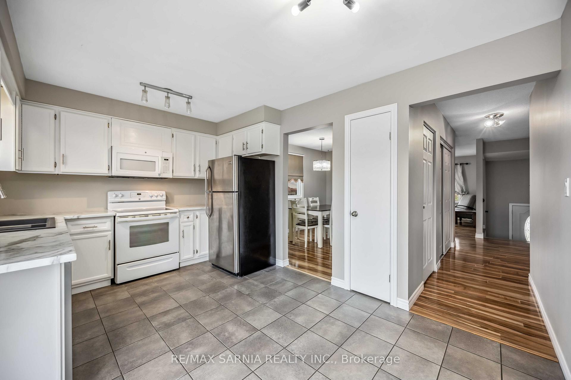 Photo 18 of 875 Prestwick Crescent, Sarnia — HOMEH