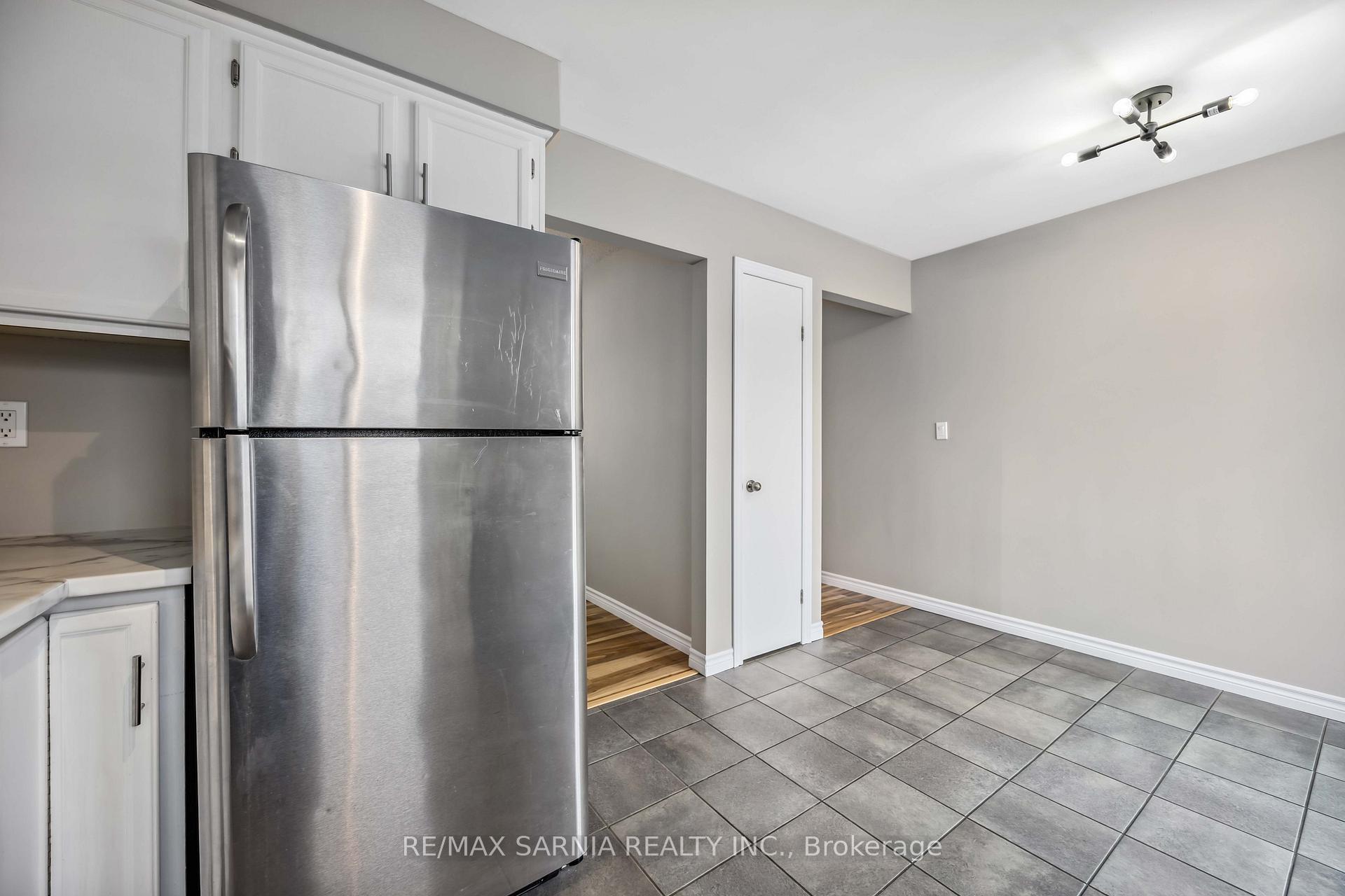 Photo 17 of 875 Prestwick Crescent, Sarnia — HOMEH