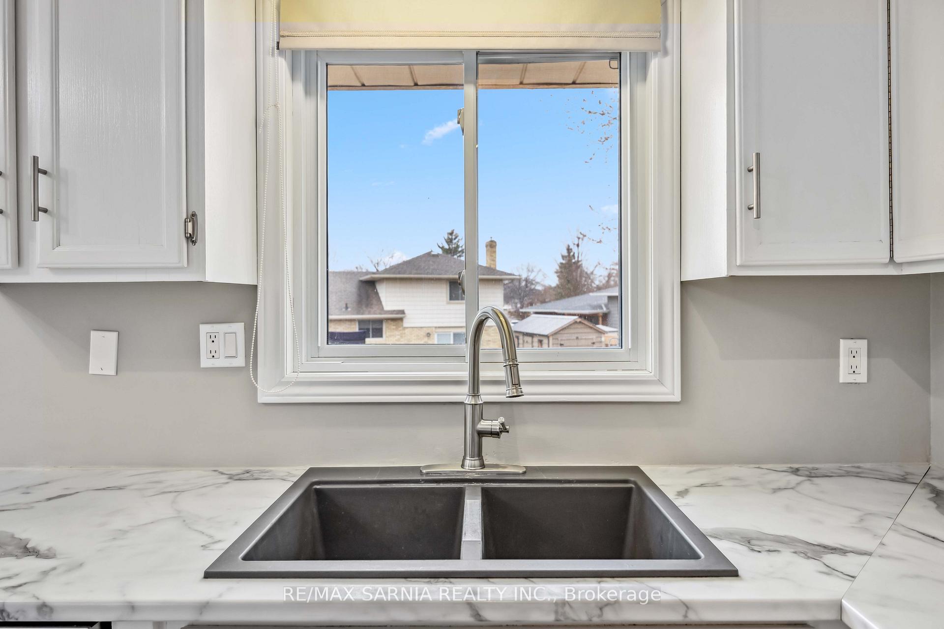 Photo 9 of 875 Prestwick Crescent, Sarnia — HOMEH