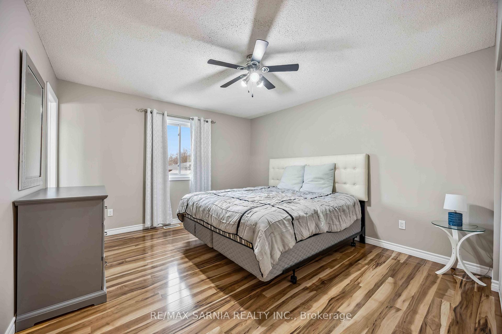 Photo 13 of 875 Prestwick Crescent, Sarnia — HOMEH