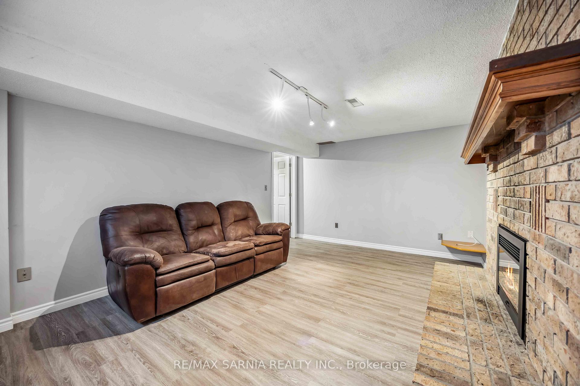 Photo 42 of 875 Prestwick Crescent, Sarnia — HOMEH