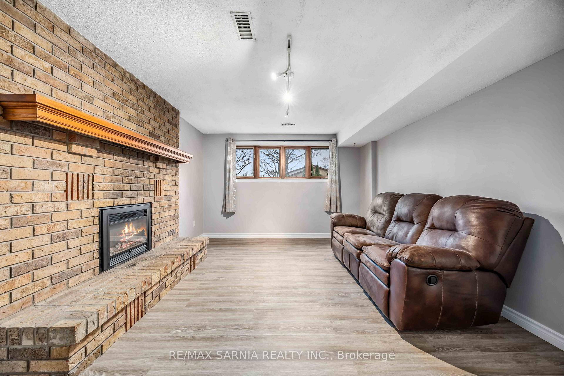 Photo 31 of 875 Prestwick Crescent, Sarnia — HOMEH