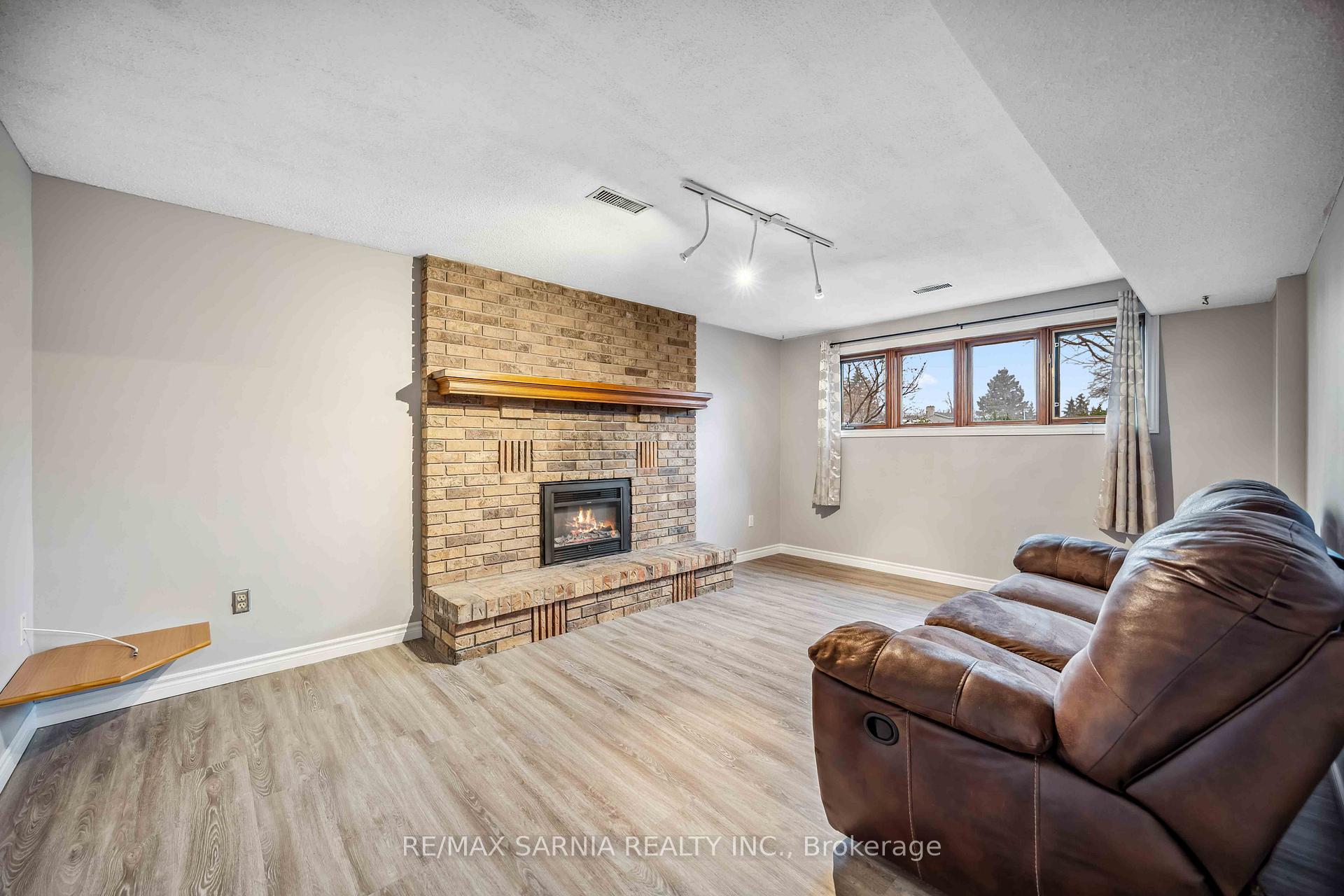 Photo 29 of 875 Prestwick Crescent, Sarnia — HOMEH