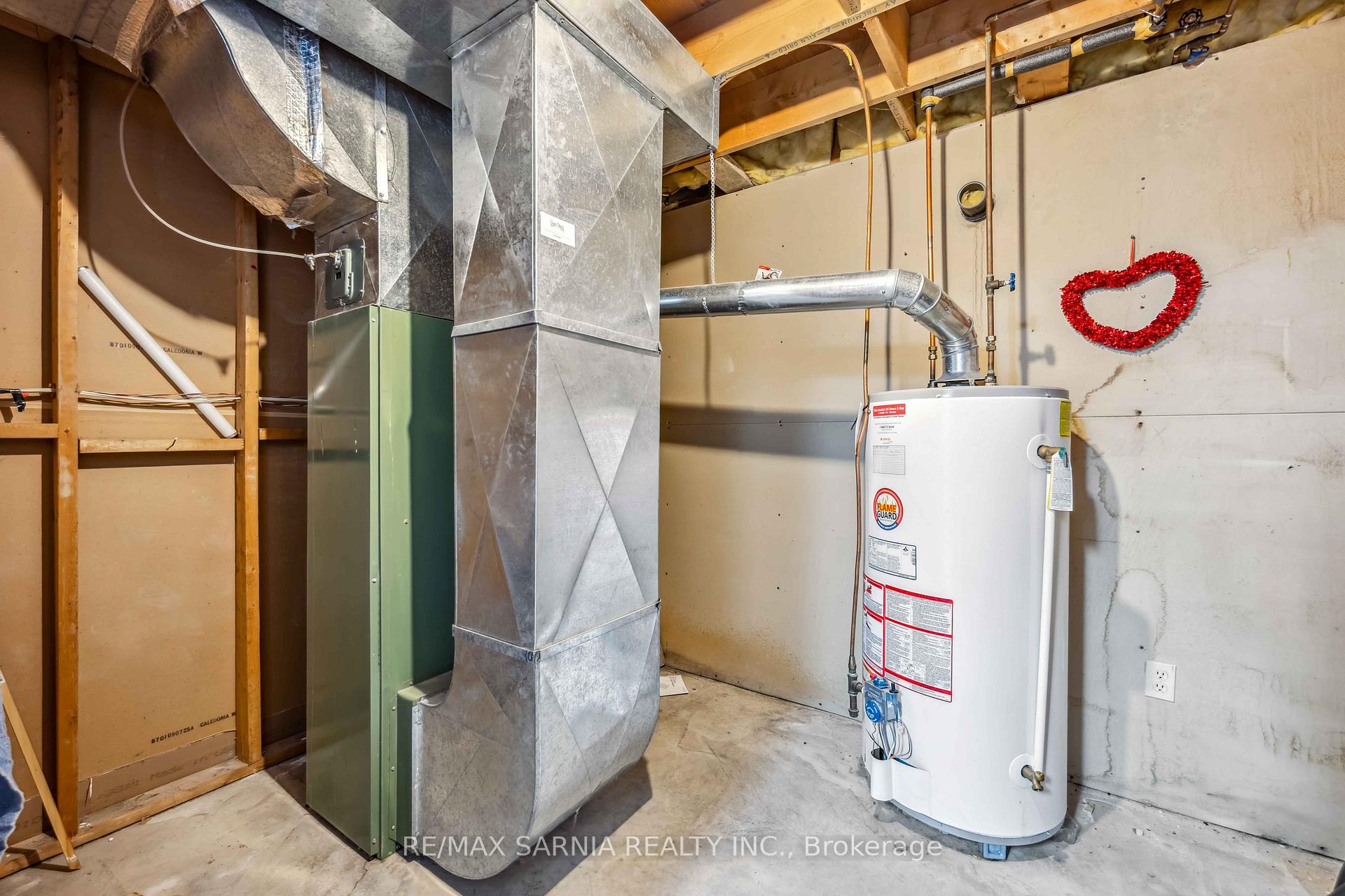Photo 32 of 875 Prestwick Crescent, Sarnia — HOMEH