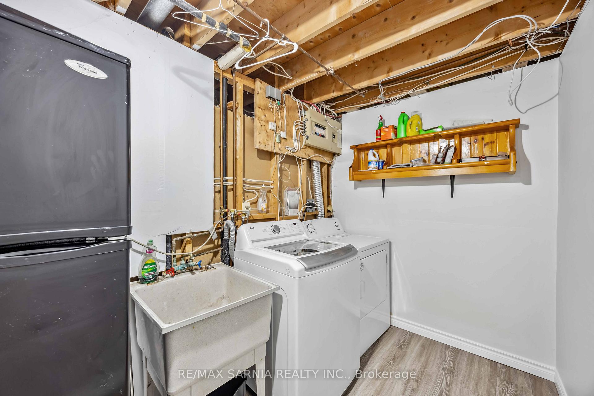 Photo 37 of 875 Prestwick Crescent, Sarnia — HOMEH