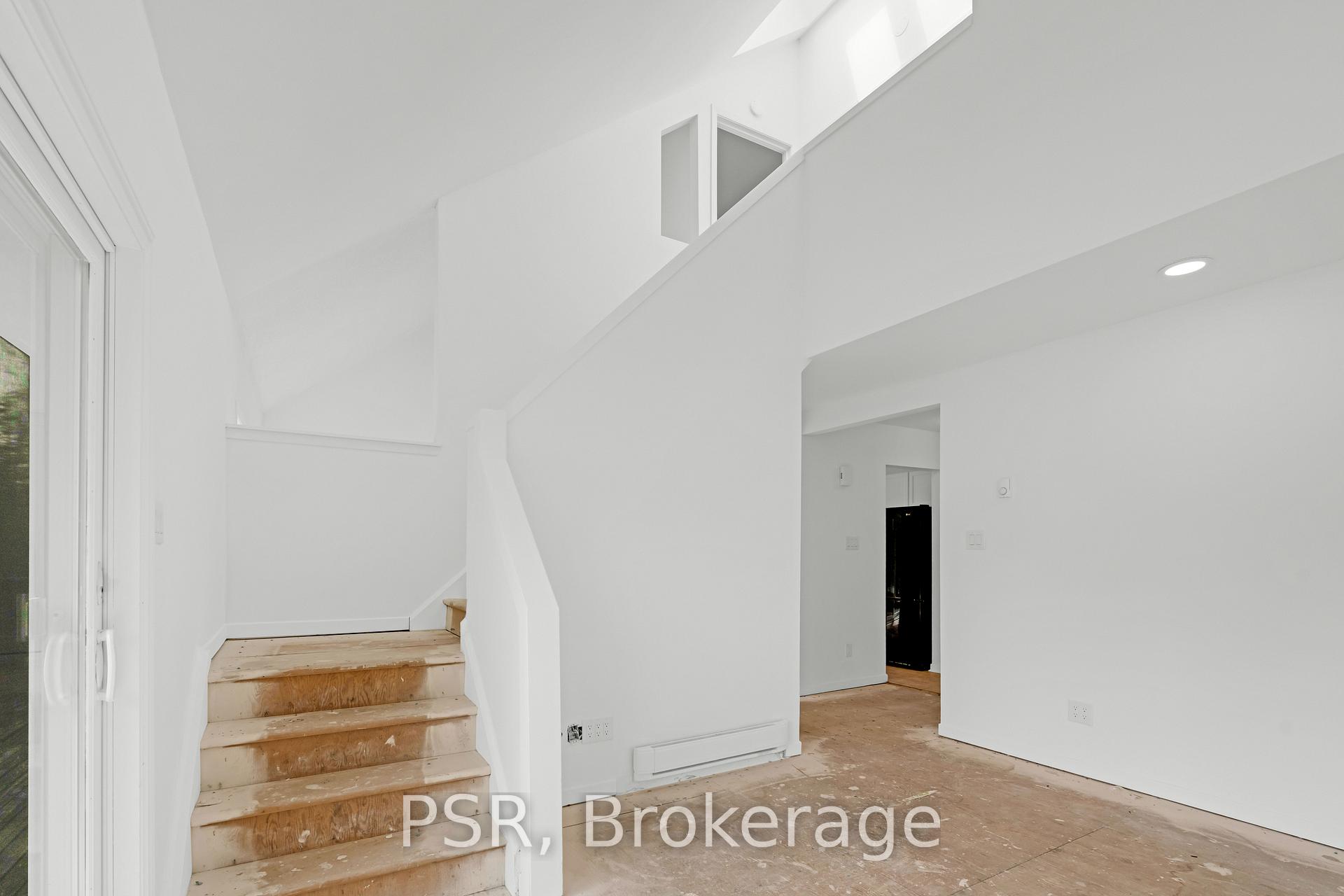 Photo 4 of 461 Ravenshoe Road, Uxbridge, Rural Uxbridge — HOMEH
