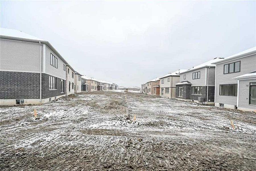 Photo 36 of 47 Hawick Crescent, Haldimand — HOMEH