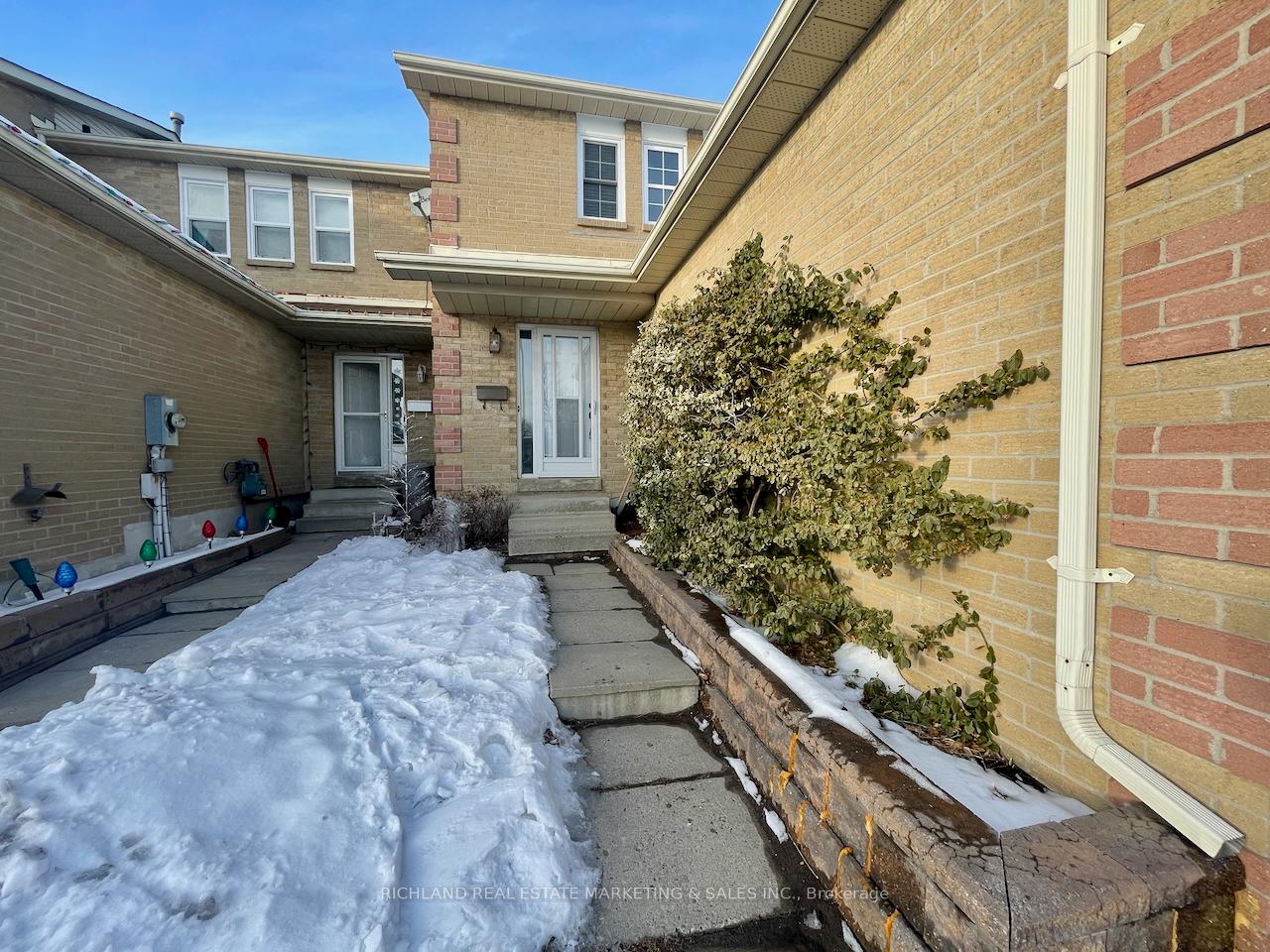 Photo 2 of 356 Bristol Crescent, Oshawa, Vanier — HOMEH
