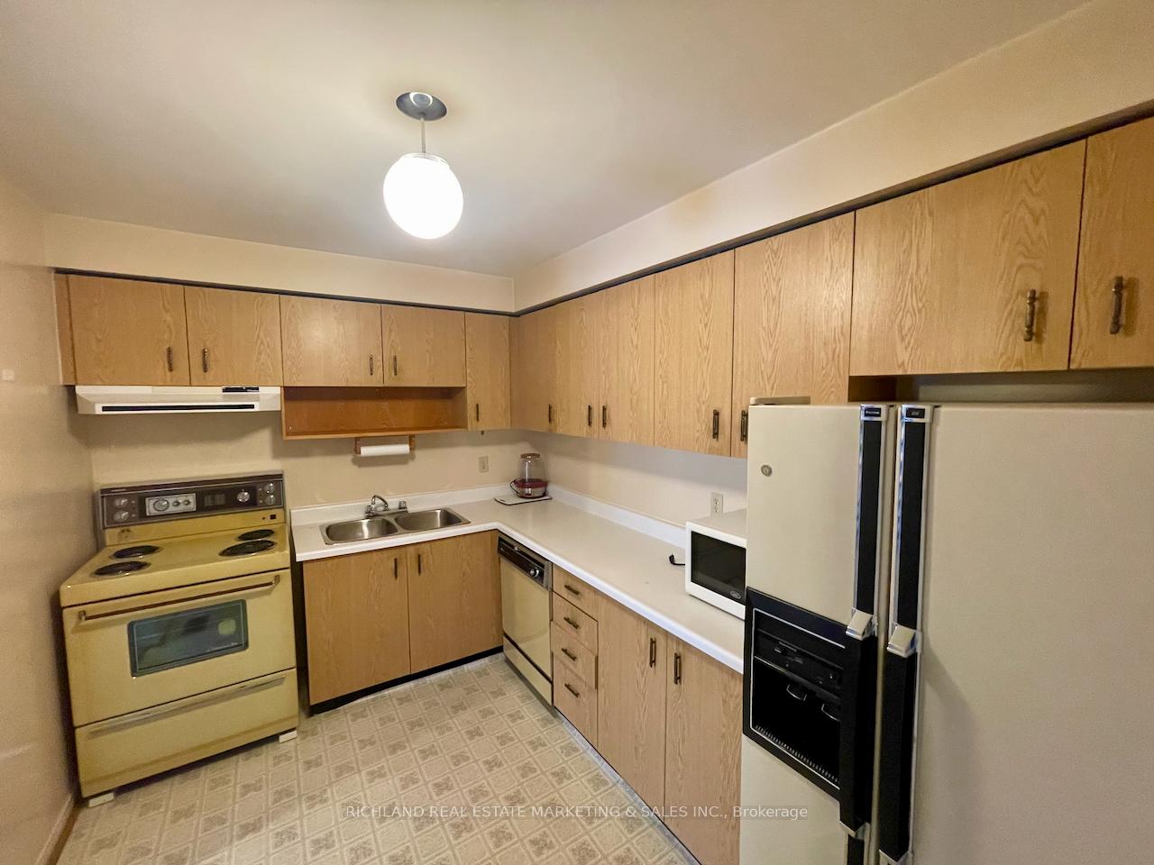 Photo 5 of 356 Bristol Crescent, Oshawa, Vanier — HOMEH