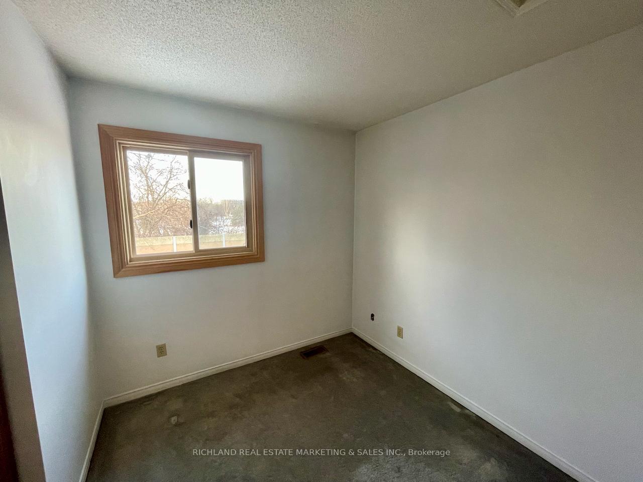 Photo 11 of 356 Bristol Crescent, Oshawa, Vanier — HOMEH