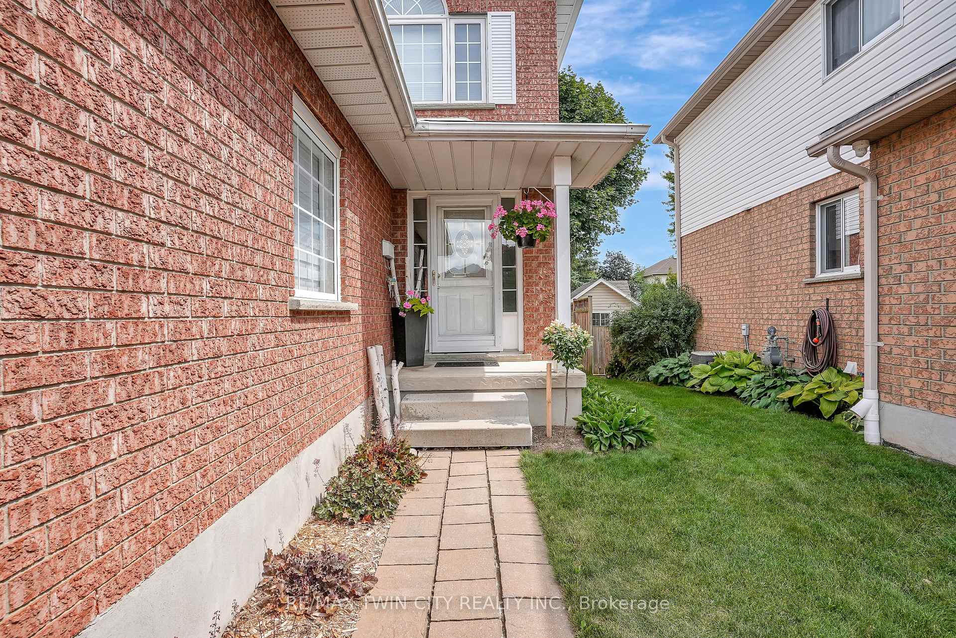 Photo 2 of 338 Carriage House Court, Waterloo — HOMEH