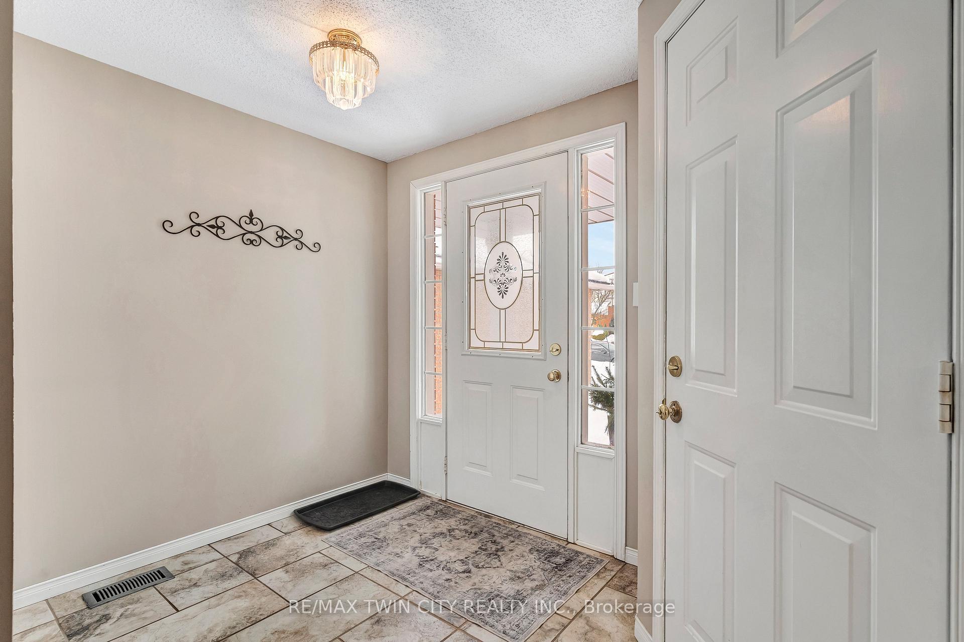 Photo 3 of 338 Carriage House Court, Waterloo — HOMEH