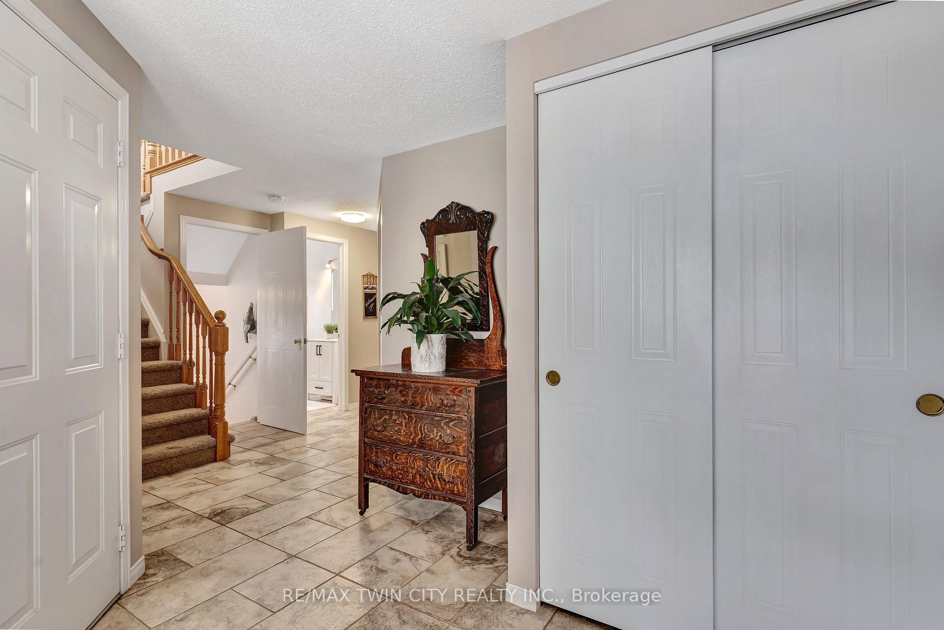 Photo 4 of 338 Carriage House Court, Waterloo — HOMEH
