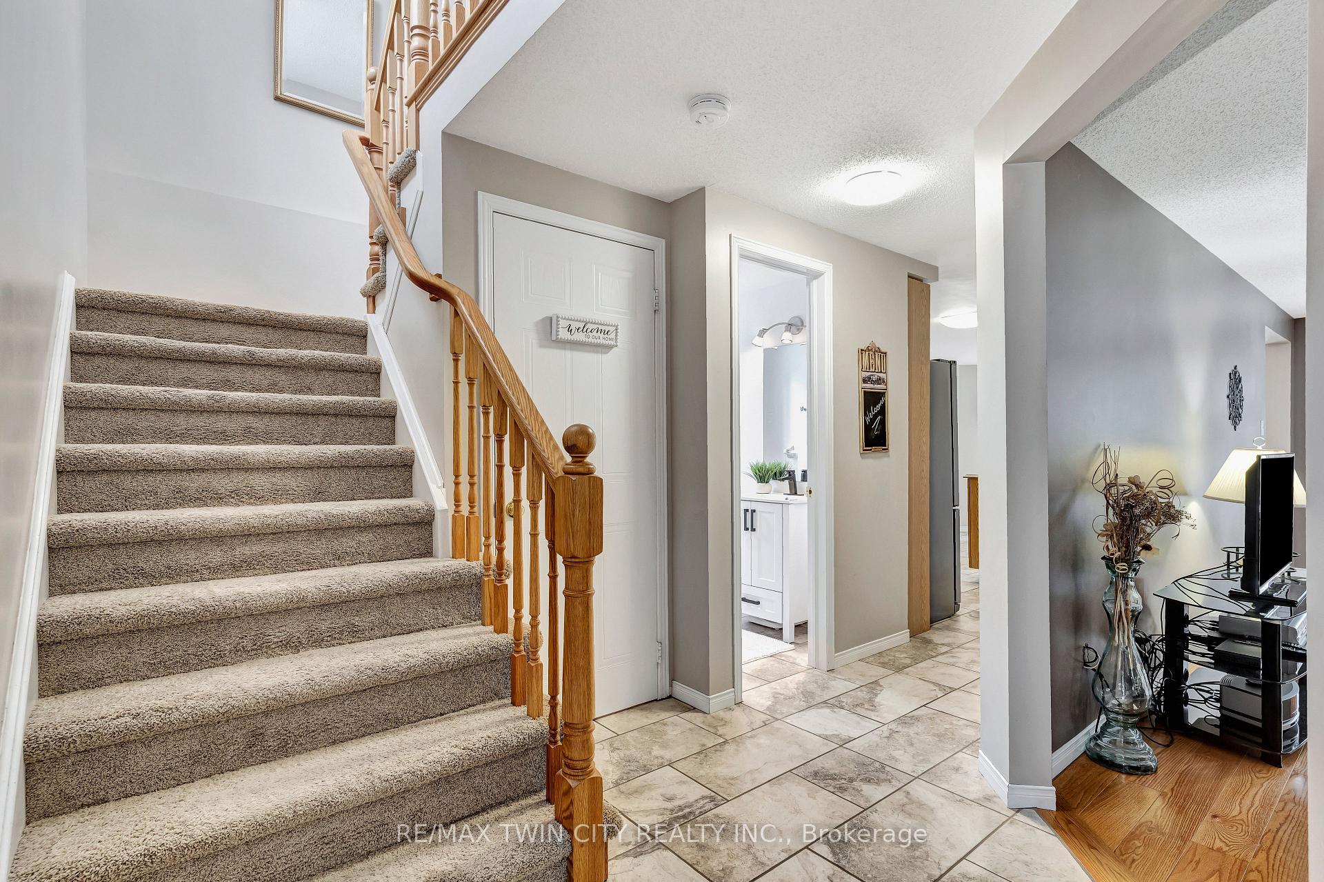 Photo 5 of 338 Carriage House Court, Waterloo — HOMEH