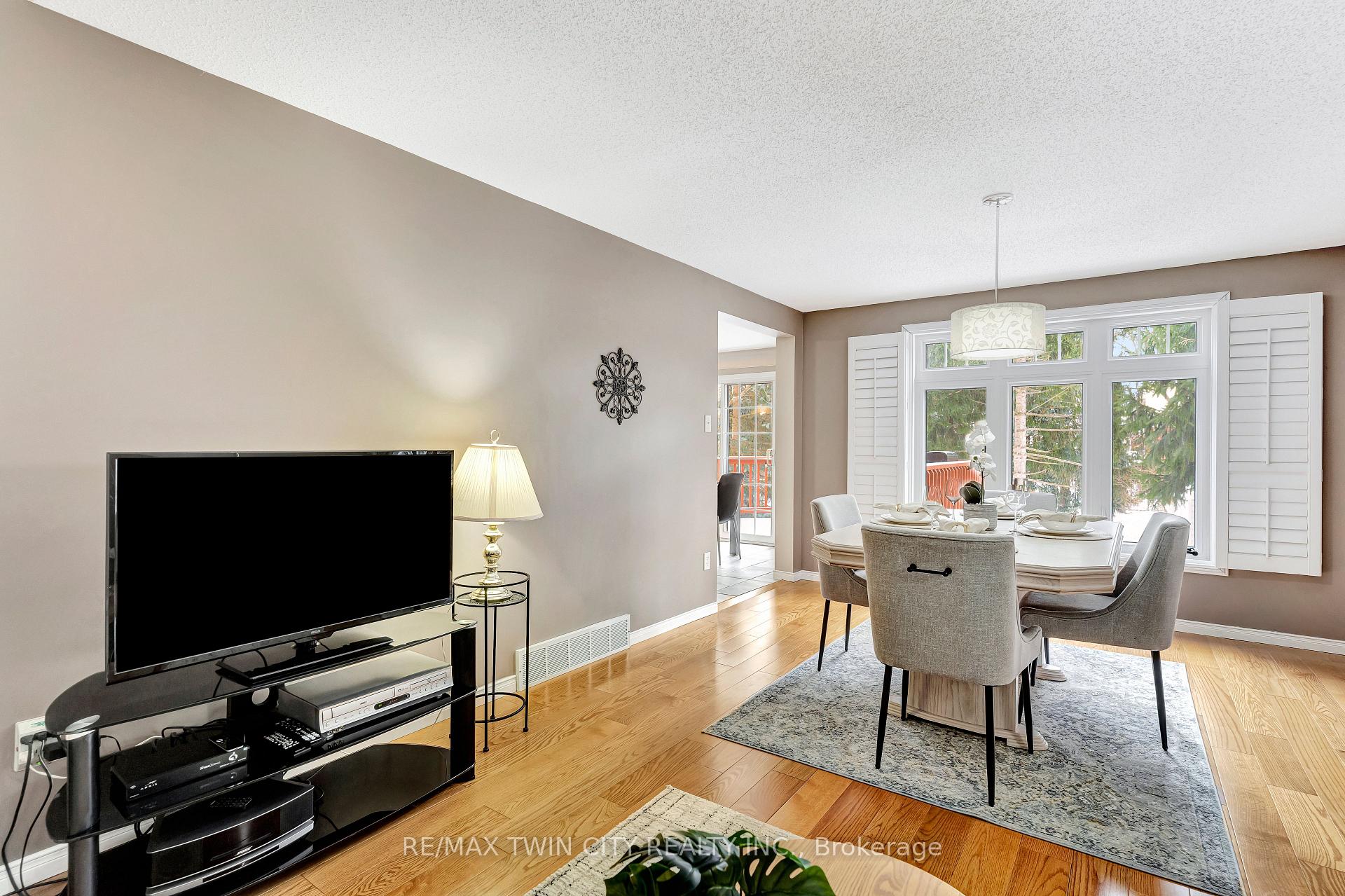 Photo 37 of 338 Carriage House Court, Waterloo — HOMEH