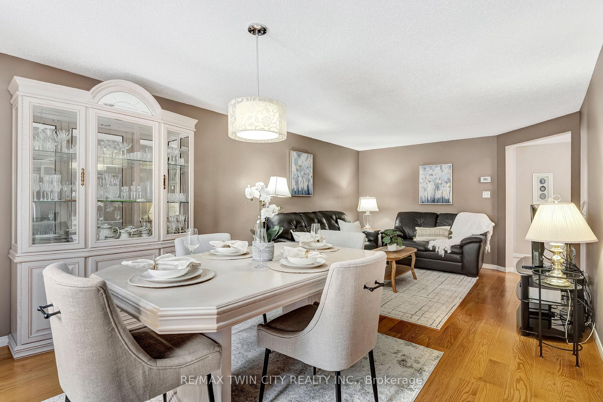 Photo 39 of 338 Carriage House Court, Waterloo — HOMEH