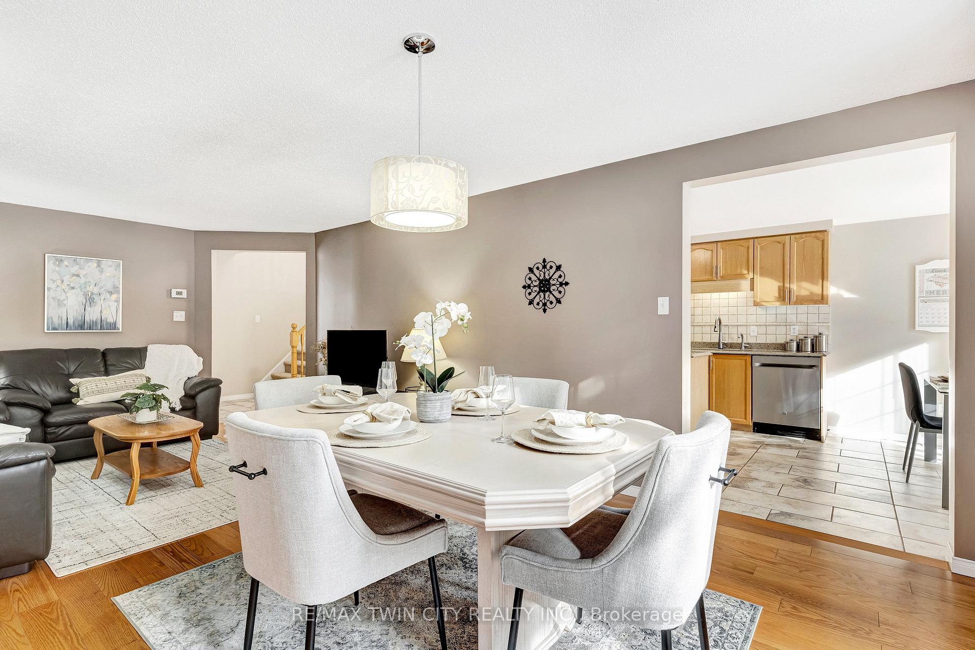 Photo 9 of 338 Carriage House Court, Waterloo — HOMEH