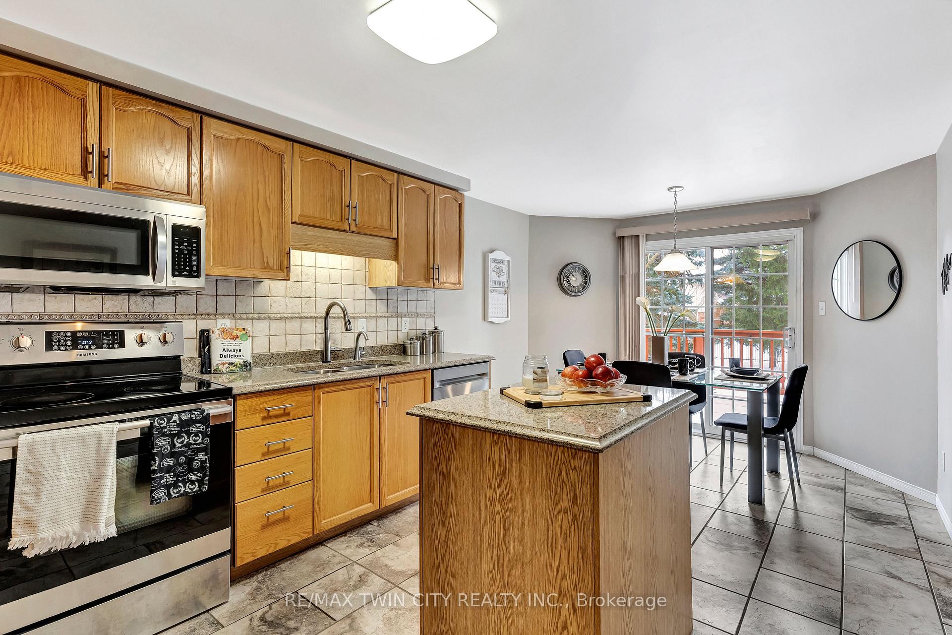 Photo 25 of 338 Carriage House Court, Waterloo — HOMEH