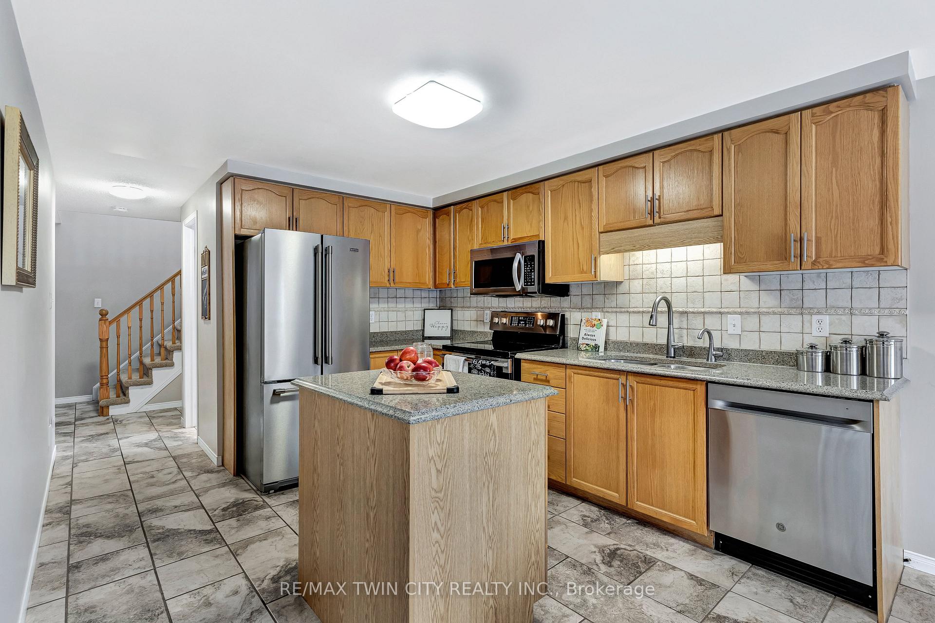Photo 13 of 338 Carriage House Court, Waterloo — HOMEH