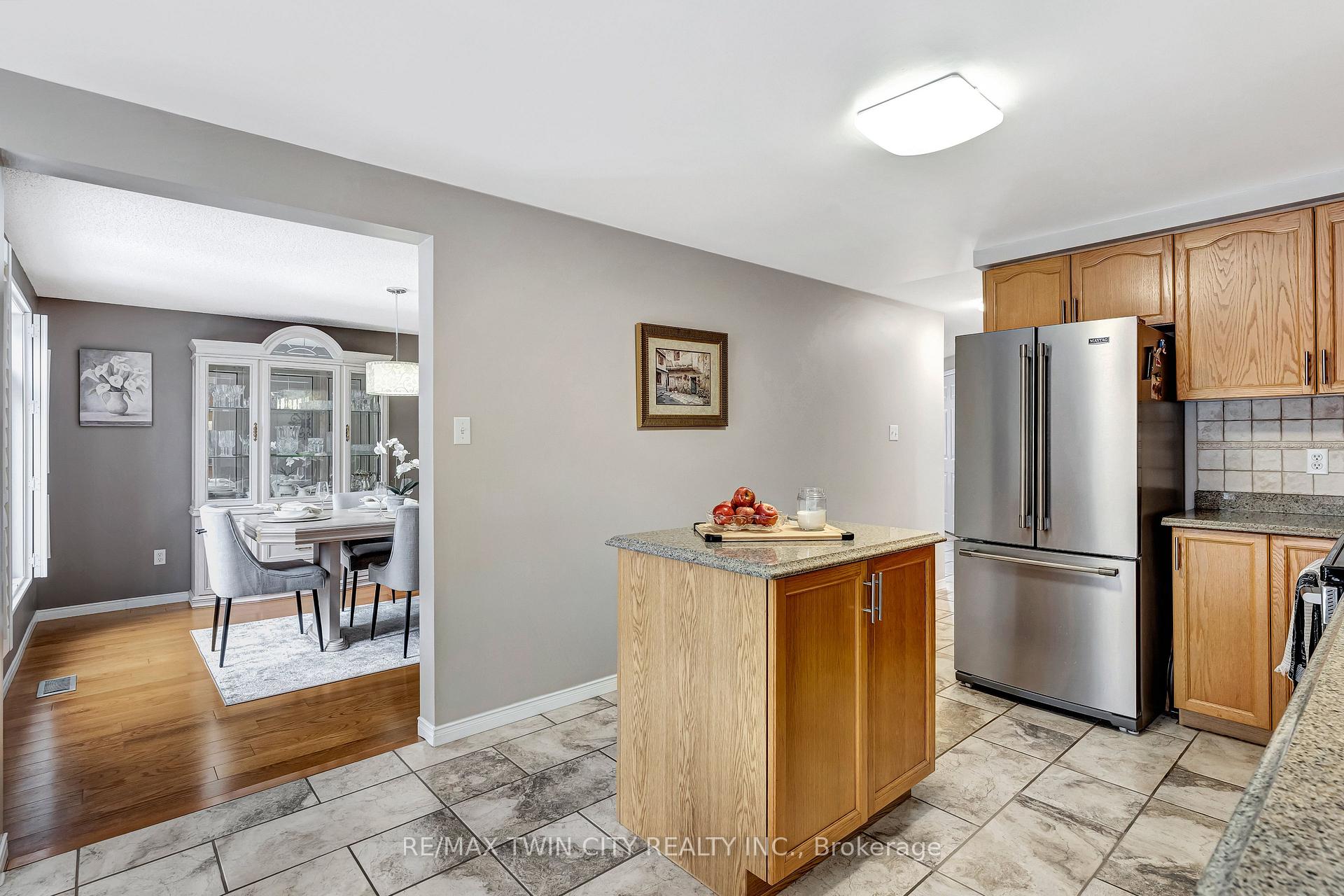 Photo 7 of 338 Carriage House Court, Waterloo — HOMEH
