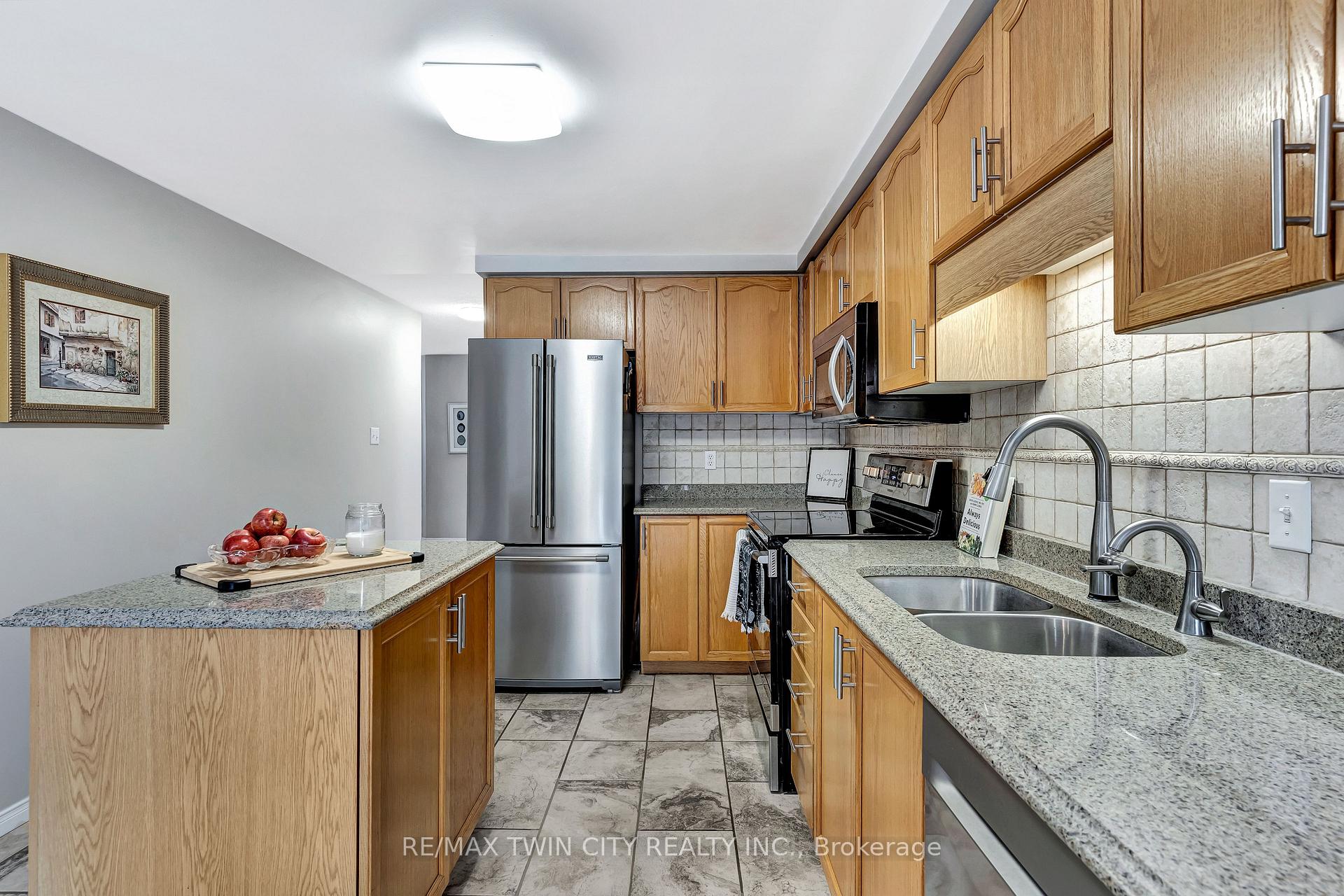 Photo 15 of 338 Carriage House Court, Waterloo — HOMEH