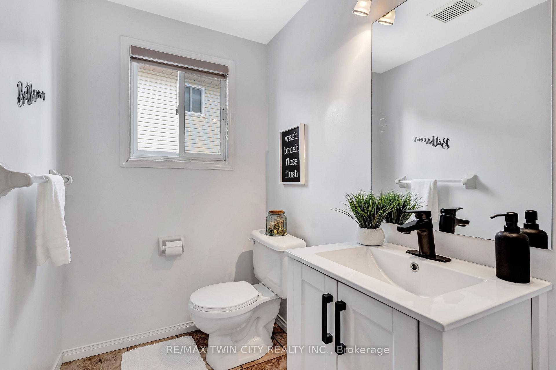 Photo 12 of 338 Carriage House Court, Waterloo — HOMEH