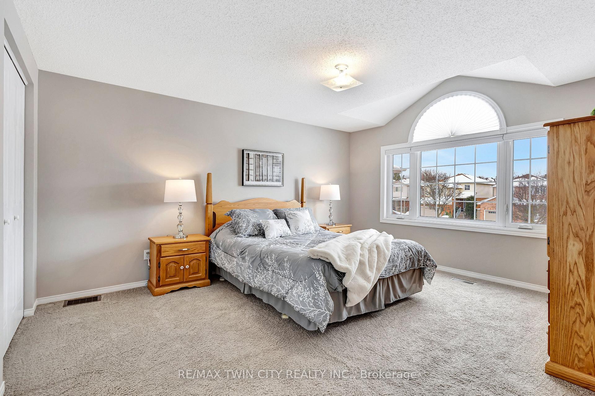 Photo 28 of 338 Carriage House Court, Waterloo — HOMEH