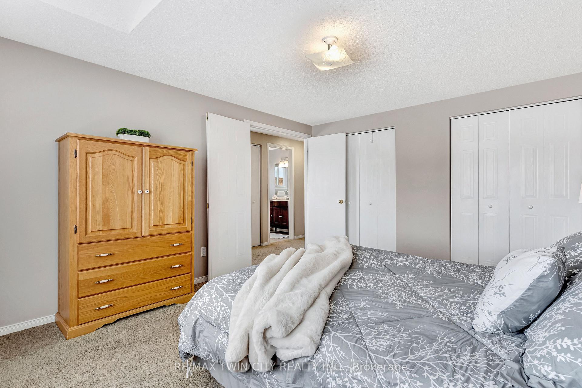 Photo 16 of 338 Carriage House Court, Waterloo — HOMEH