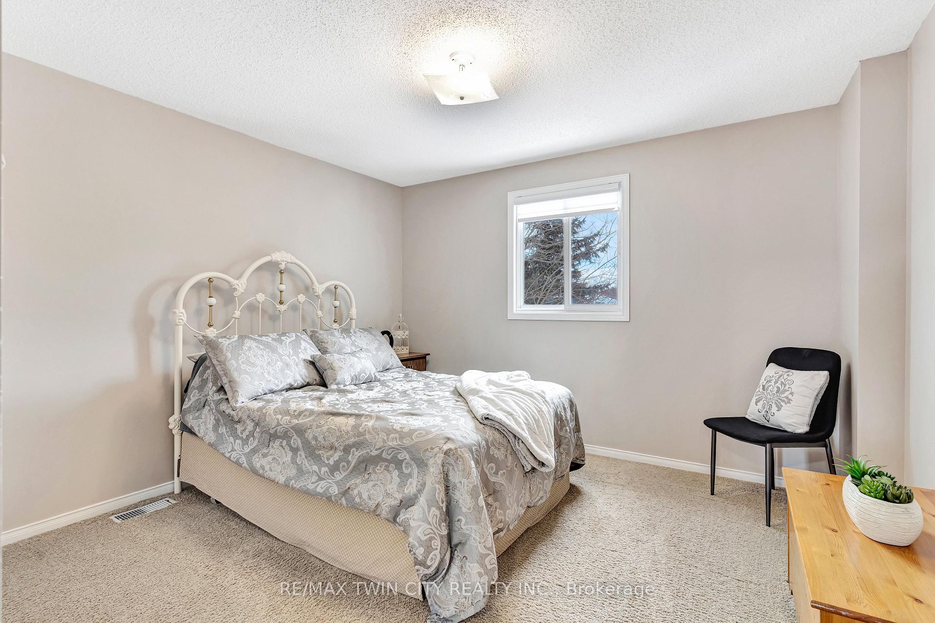 Photo 20 of 338 Carriage House Court, Waterloo — HOMEH