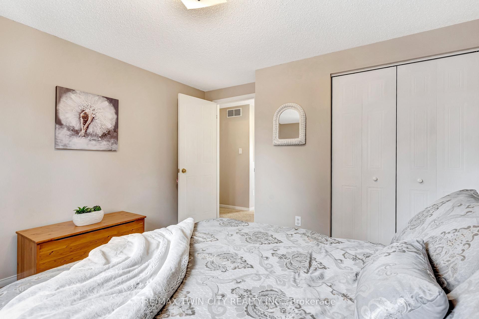 Photo 10 of 338 Carriage House Court, Waterloo — HOMEH