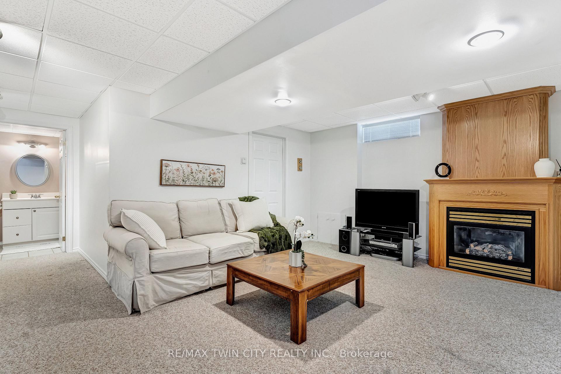 Photo 32 of 338 Carriage House Court, Waterloo — HOMEH