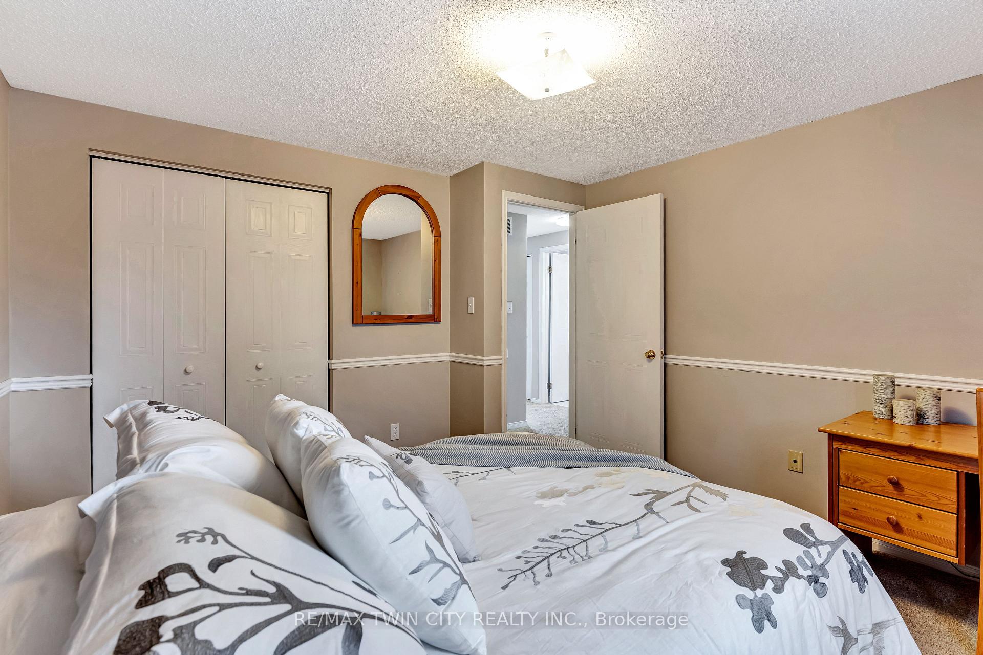 Photo 14 of 338 Carriage House Court, Waterloo — HOMEH