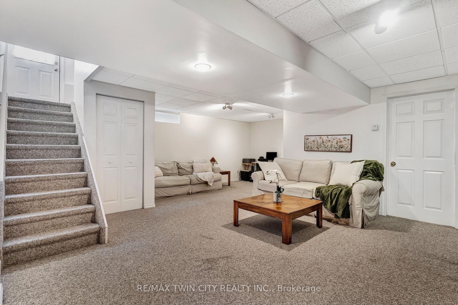 Photo 22 of 338 Carriage House Court, Waterloo — HOMEH