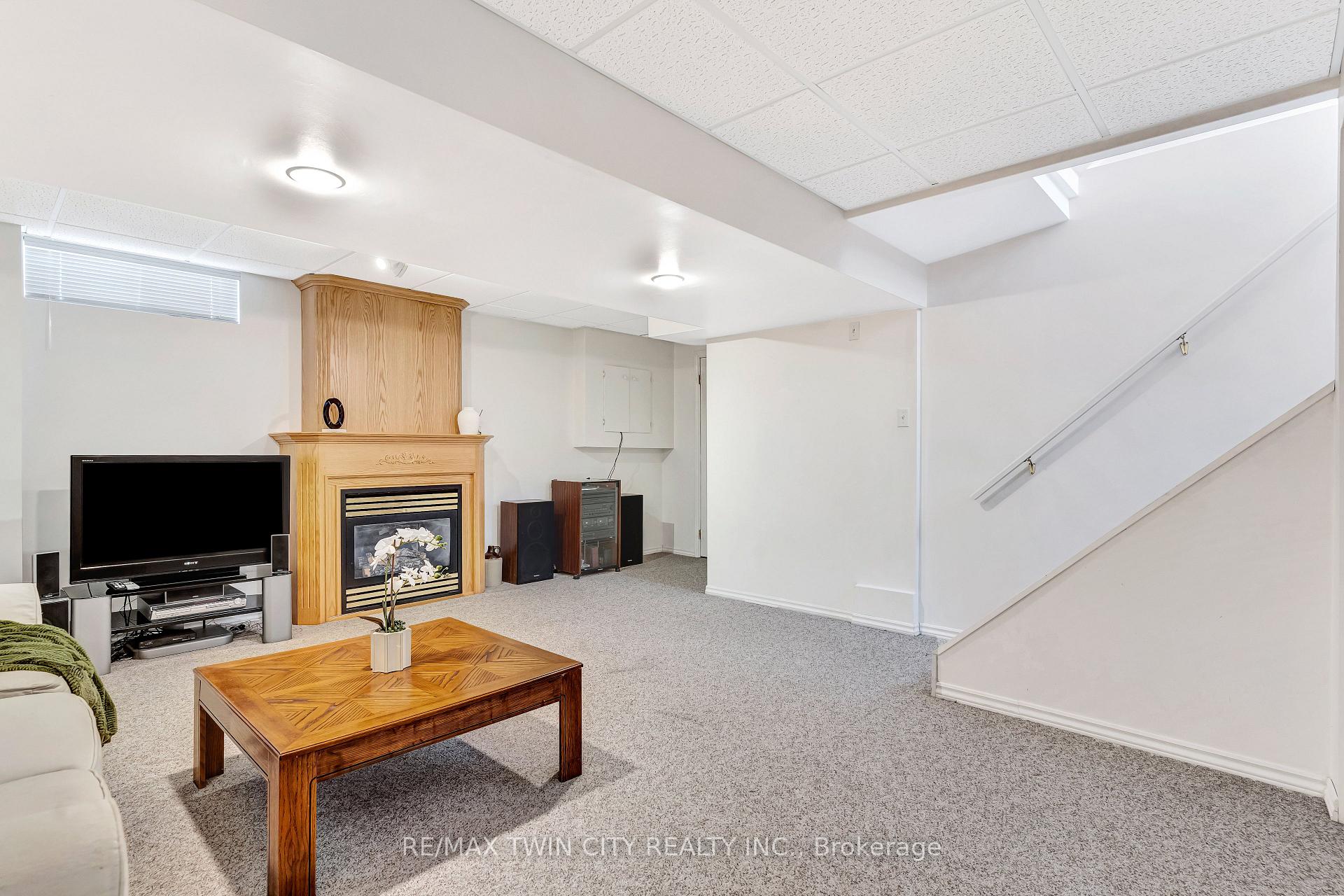Photo 29 of 338 Carriage House Court, Waterloo — HOMEH