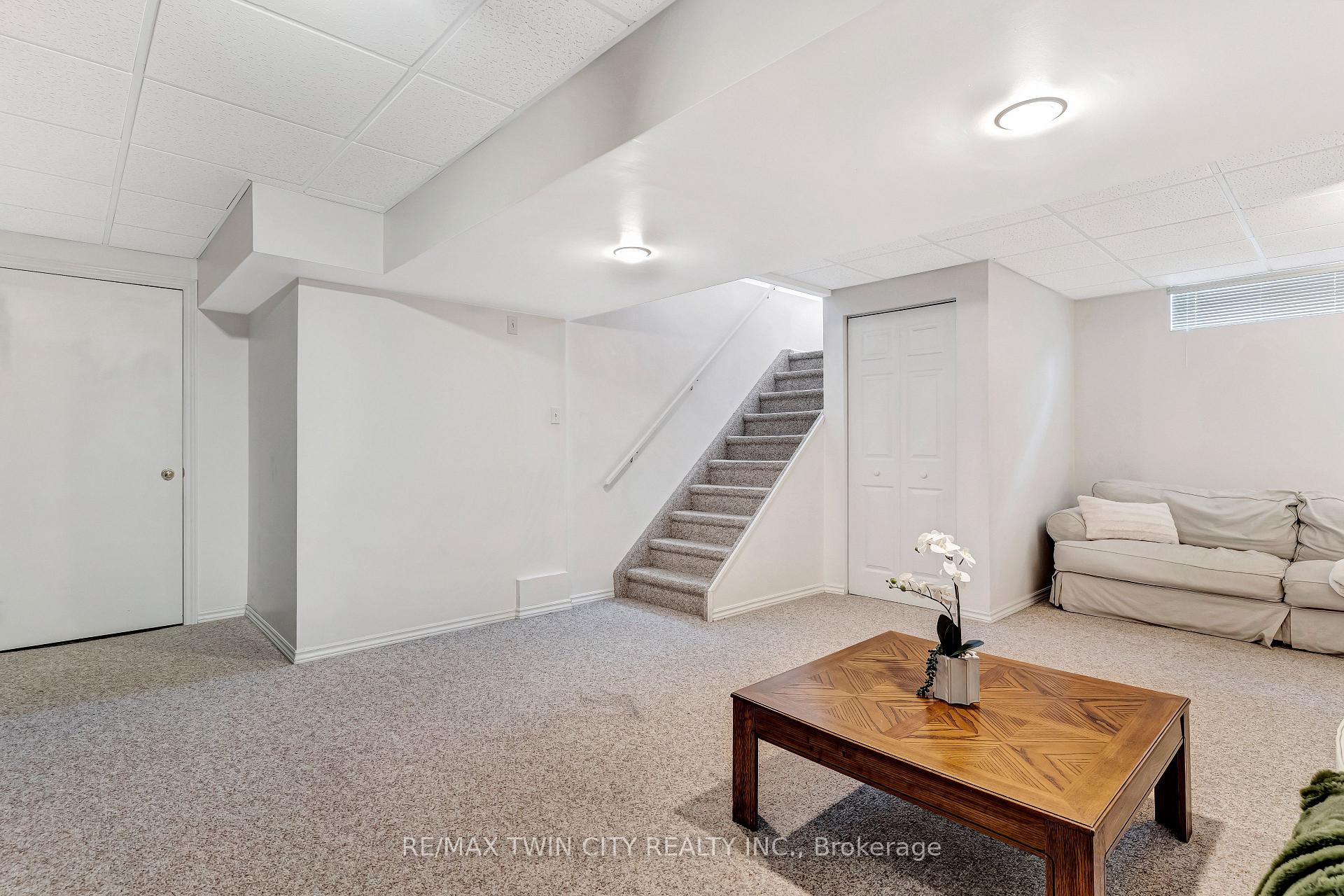 Photo 17 of 338 Carriage House Court, Waterloo — HOMEH