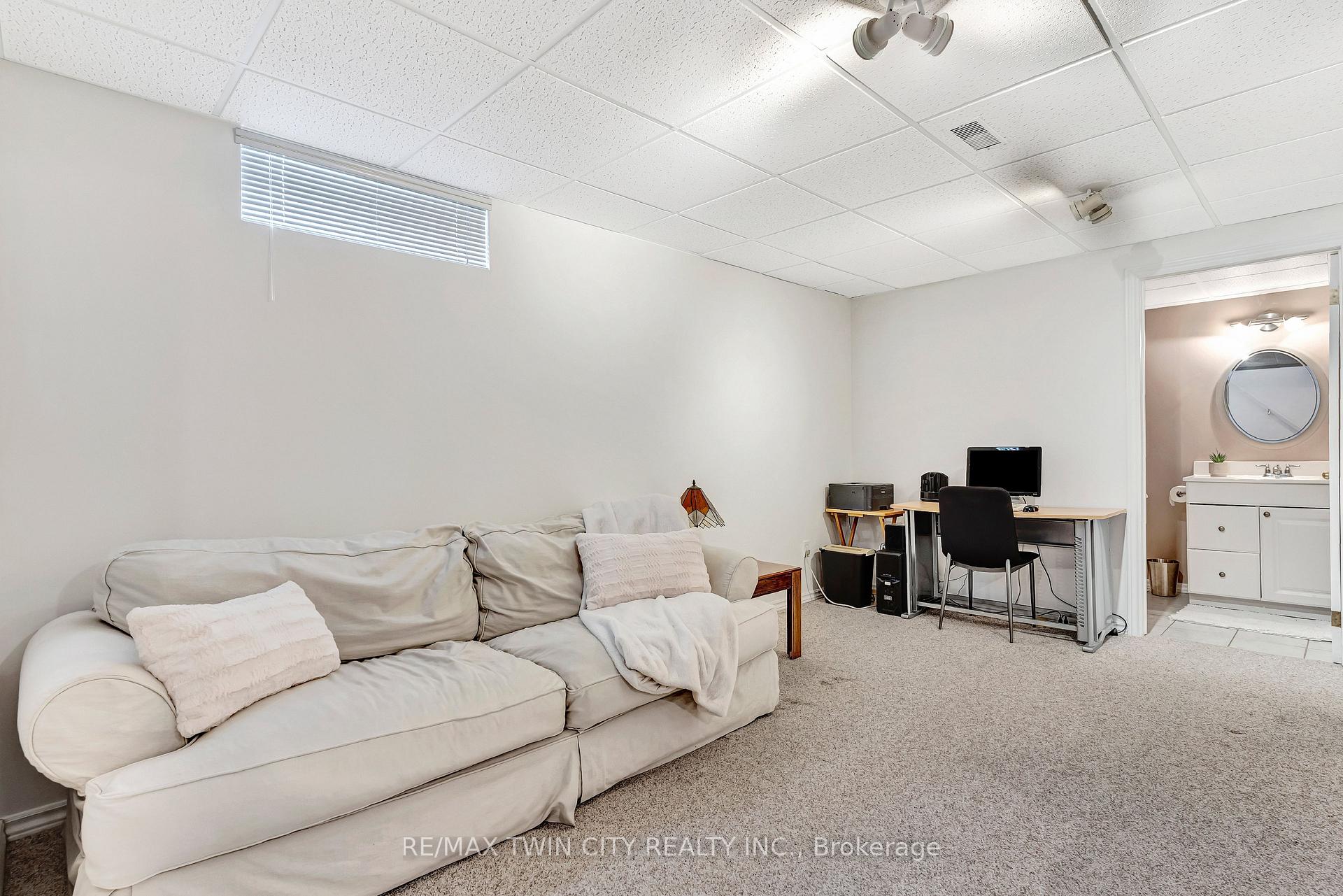 Photo 21 of 338 Carriage House Court, Waterloo — HOMEH