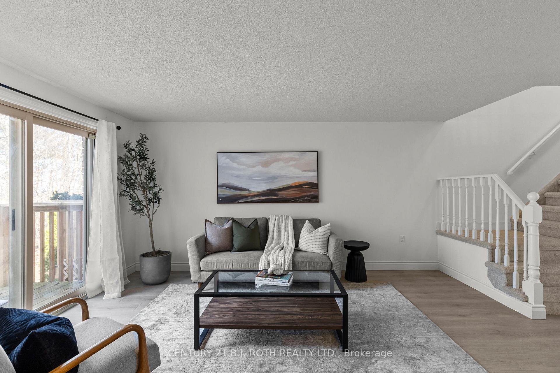 Photo 3 of 9 Evergreen Court, Barrie, Ardagh — HOMEH