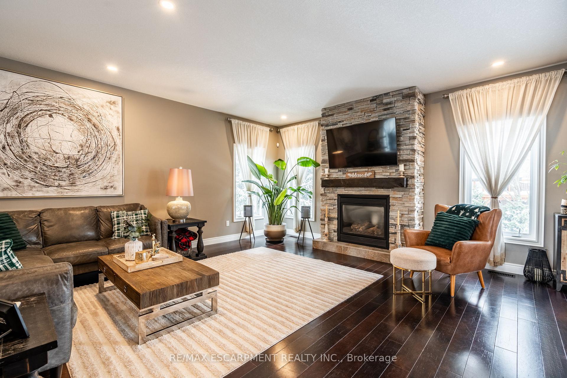 Photo 4 of 80 Commando Court, Hamilton, Waterdown — HOMEH