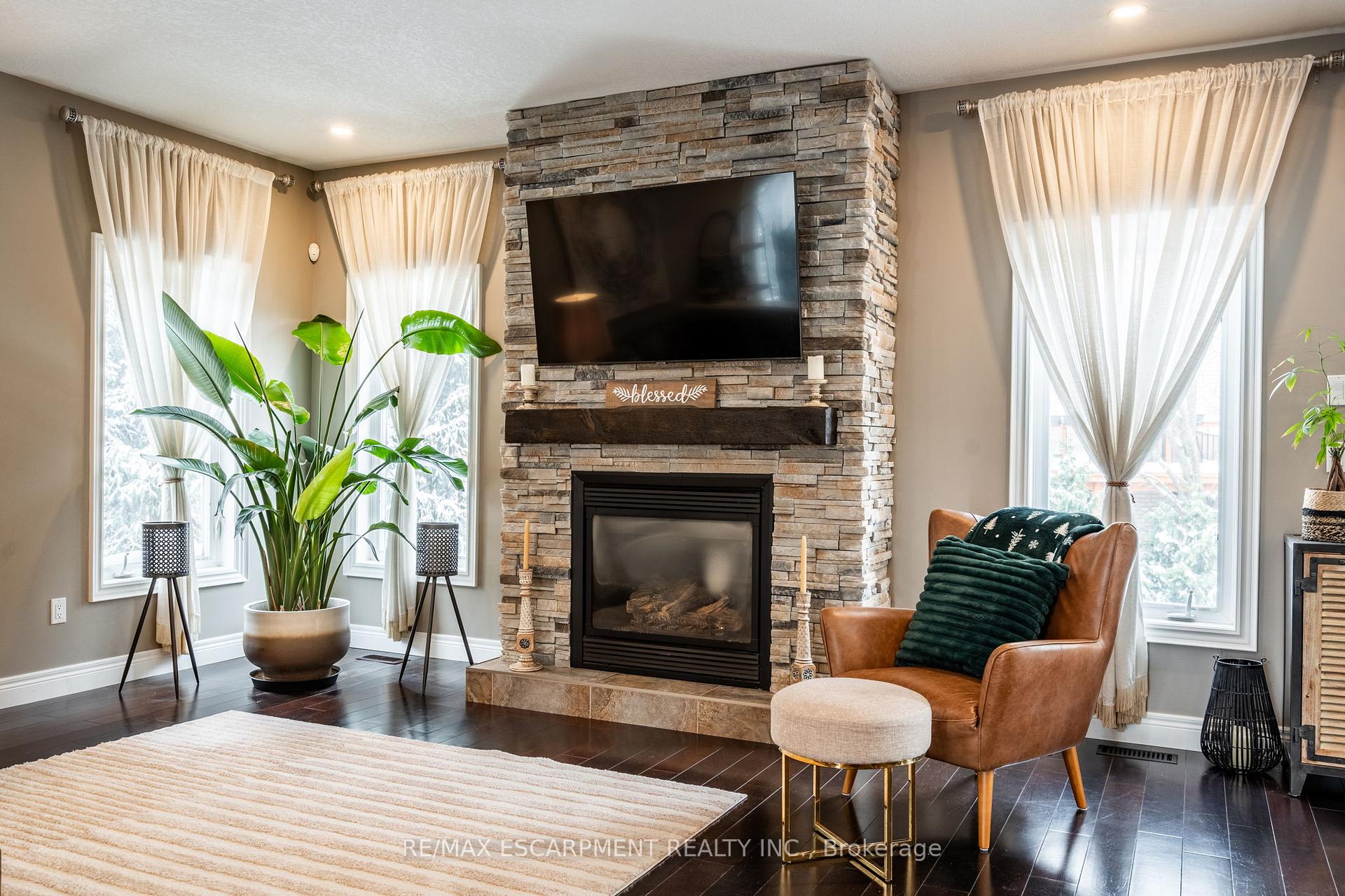 Photo 12 of 80 Commando Court, Hamilton, Waterdown — HOMEH