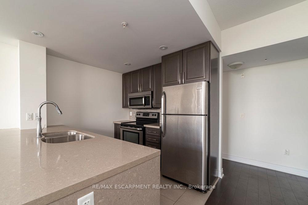 Photo 6 of Unit 305, 427 Aberdeen Avenue, Hamilton, Kirkendall — HOMEH