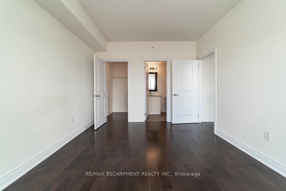 Photo 3 of Unit 305, 427 Aberdeen Avenue, Hamilton, Kirkendall — HOMEH